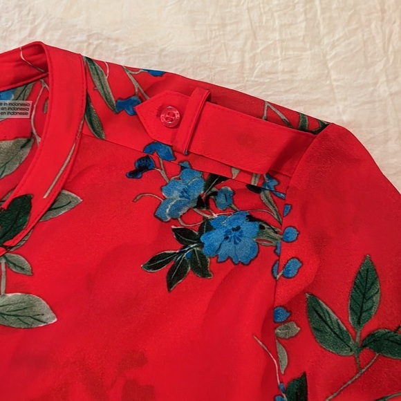 151. Calvin Klein Floral Print Roll Tab Sleeves Blouse in Vibrant Red, Size Med - Picture 14 of 14